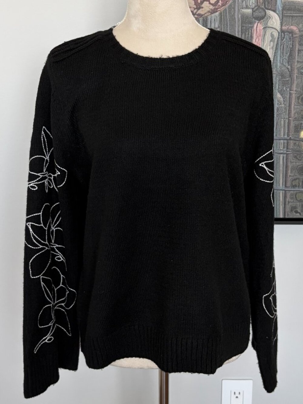 Tahari Black w/White Flower Detail Sweater L